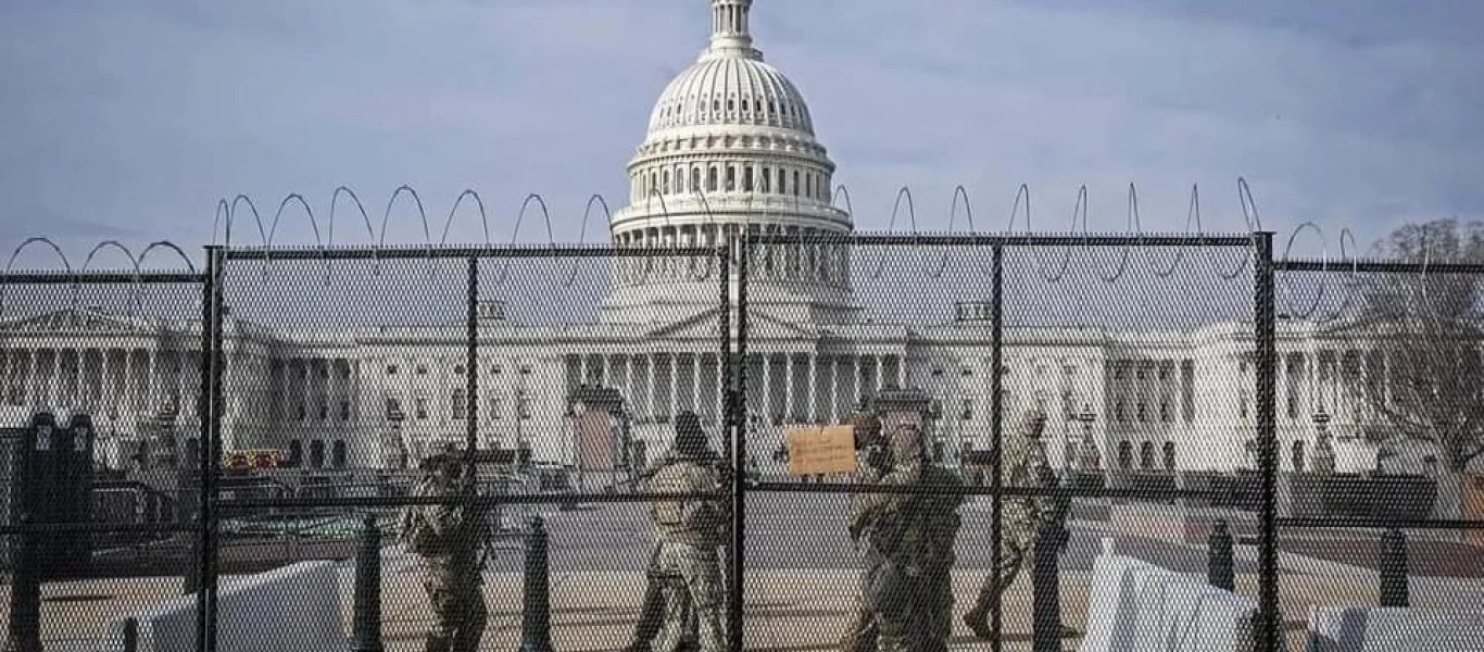 Μακάβρια & θλιβερή η ορκωμοσία Τ.Μπάιντεν: Πίσω από φράχτες & 25.000 στρατιώτες με... σημαιάκια αντί για κόσμο (φώτο)